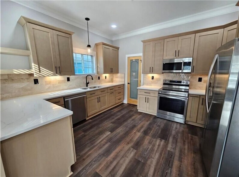 Building Photo - 198 Wellington St SW