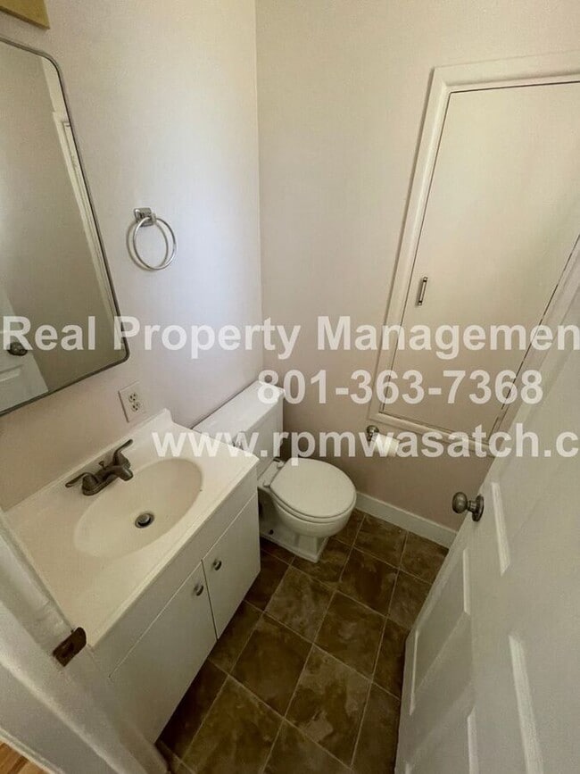 Building Photo - 1605 Manzanita Dr