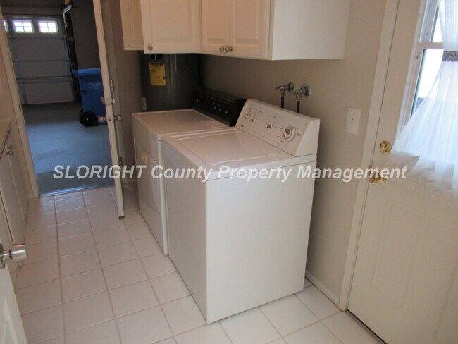 Building Photo - AVAILABLE JULY - 3 Bed & 2 Baths