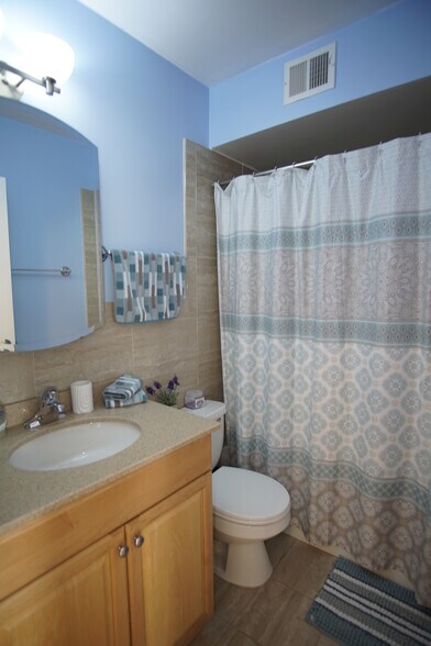 Building Photo - 636 W Webster Ave