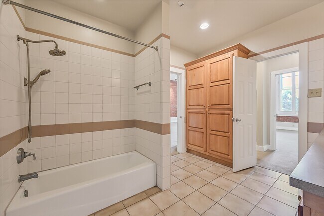 Building Photo - 2309 Harborside Dr