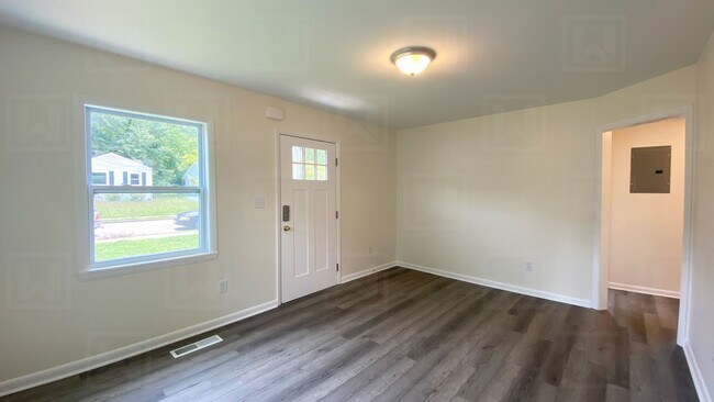 Building Photo - 2-Bed Home in Oakridge Community - Renovated