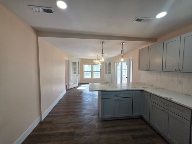 Building Photo - Newly Renovated Stunning Home