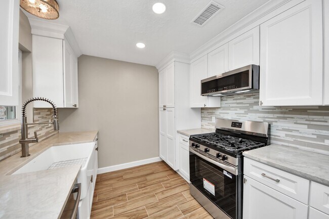 Building Photo - 1103 Pine St