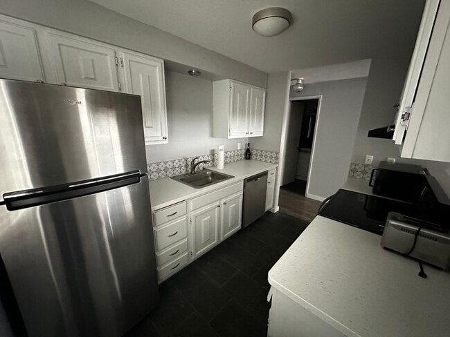 Building Photo - 308 E Weile Ave