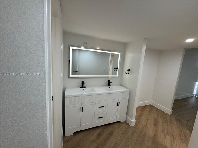 Building Photo - 3475 N Country Club Dr