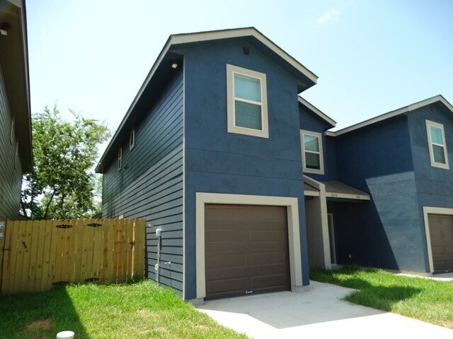 Building Photo - 7010 Lakeview Dr.