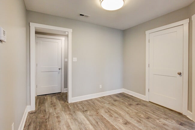 Building Photo - 127 Riverbend Dr