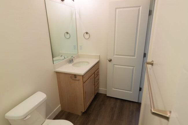 Building Photo - Luxury 5 Bedroom 3 Bath with Upscale Ameni...