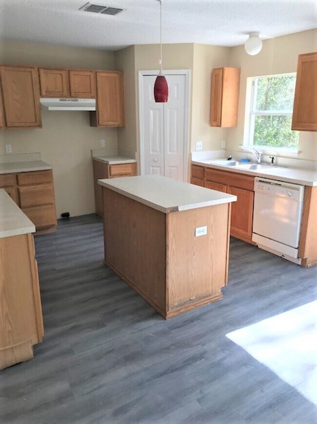 Building Photo - Beautiful 4 Bedroom