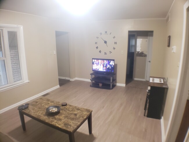 Eat-In Living Room w/ Flat Screen TV, Cable, Internet, and Streaming Device - 3633 N 6th St