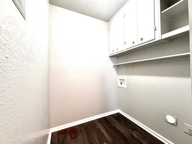 Building Photo - 3 bed 3 bath 2 car garage brick town home now available