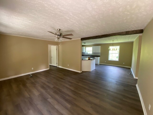 Large family room - 1224 Montlake Rd