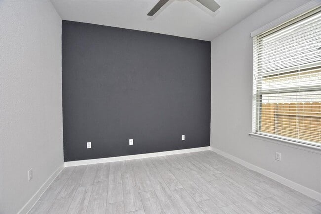 Building Photo - 909 Del Raphael Dr