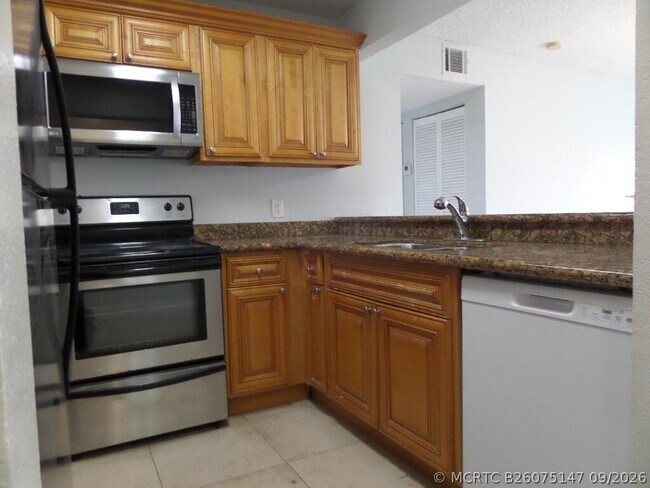 Building Photo - 1445 Lake Crystal Dr