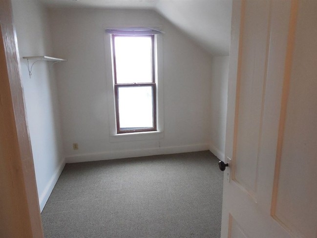 Building Photo - 916 N Durkee St