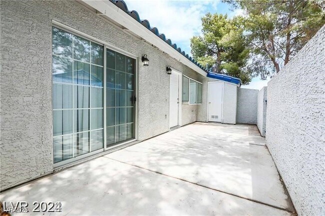 Building Photo - 2117 Chertsey Dr