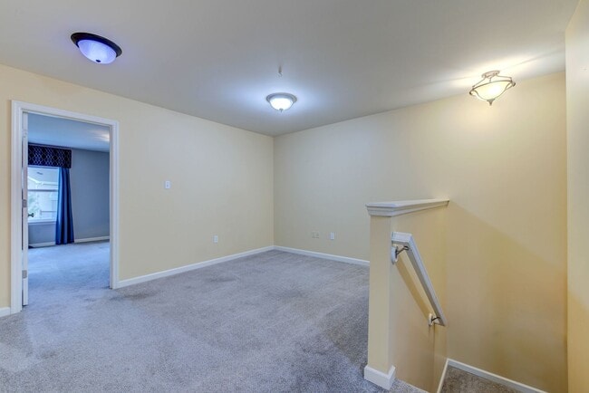 Building Photo - Gorgeous Updated 3 Bed 2.5 Bath Home w/2 C...