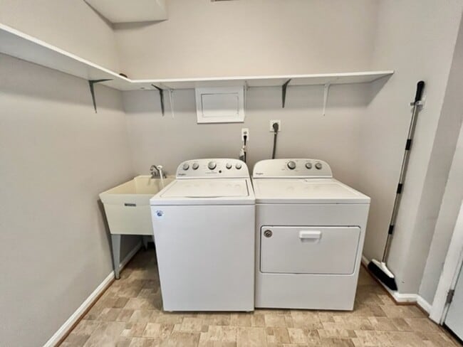 Building Photo - Beautiful and updated 4 BR 2.5 BA with gar...