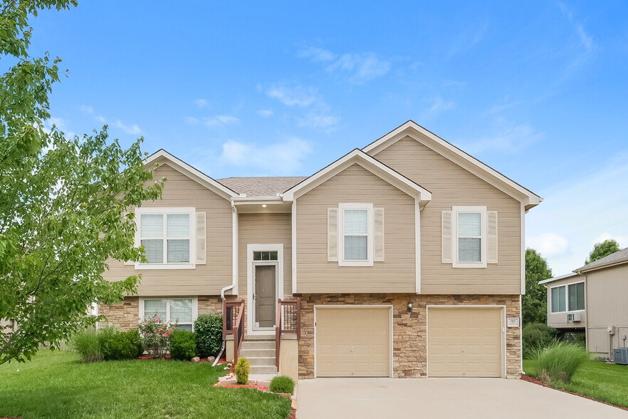 Primary Photo - 705 Hibiscus Cir