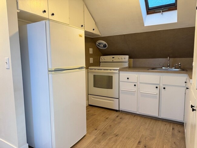 Building Photo - 37 Oak St