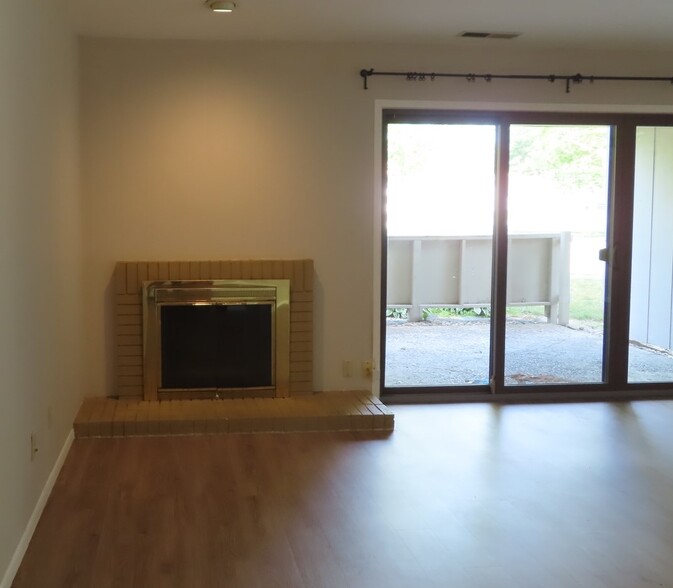 Building Photo - 2109 Melrose Dr