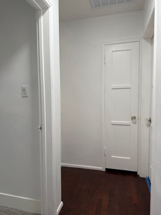 Building Photo - Van Nuys, 2br -1ba HOME