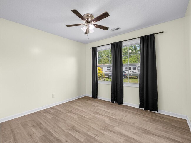 Building Photo - 103 Oakwood Ct