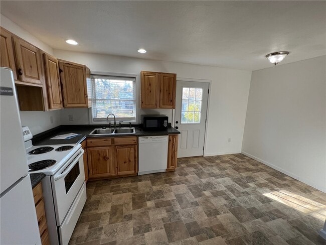 Building Photo - 4543 Mayflower Rd