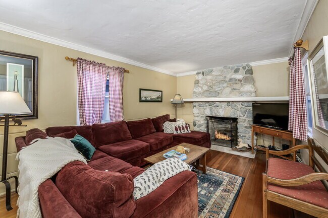 Building Photo - "Charming 4-Bedroom Classic Cottage & Cozy Fireplace in heart of Balboa