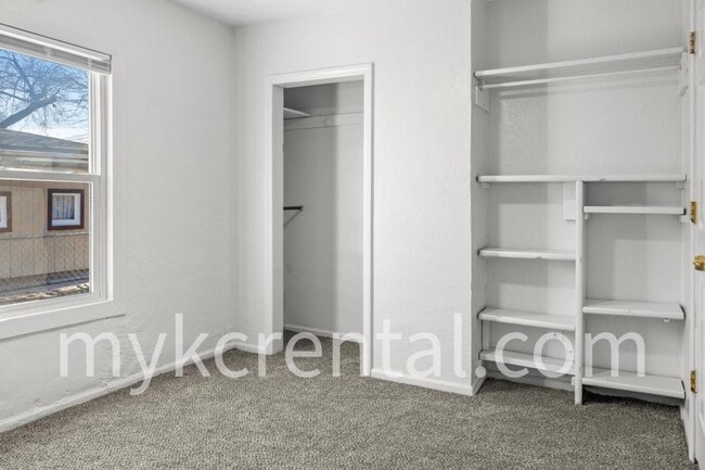 Building Photo - 1129 Hasbrook Ave