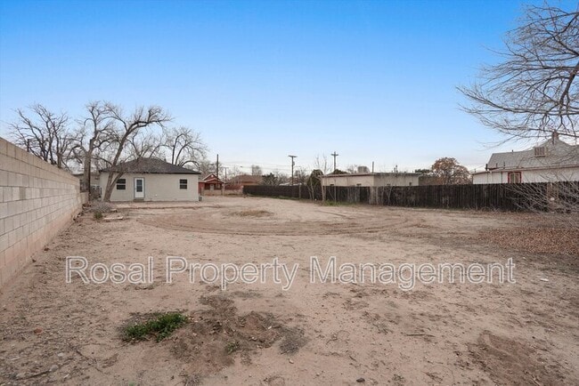 Building Photo - 815 John St