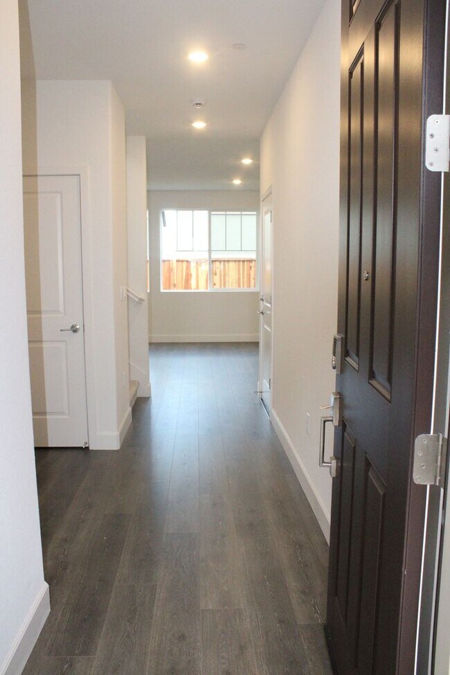 Building Photo - ***PENDING*** 4 Bedroom / 3 Bath House with Solar in San Marco Community-Close to Bart!