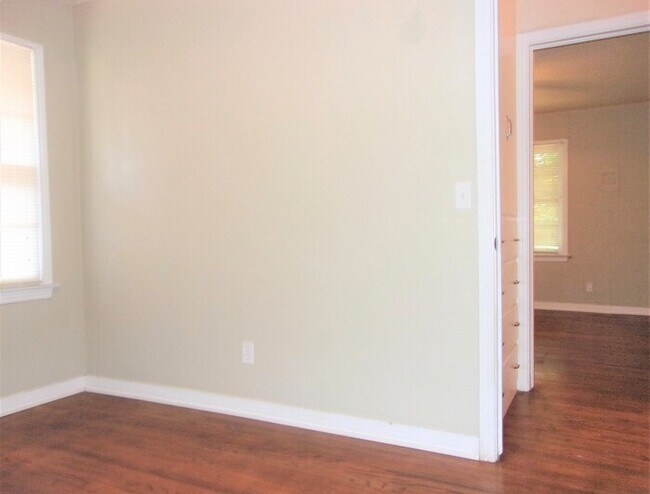 Building Photo - 3 BED 1 BATH IN CASADY HEIGHTS ADDITION OF THE VILLAGE