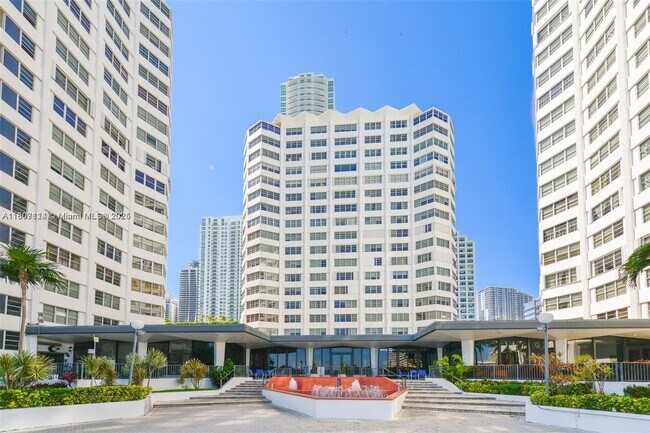Building Photo - 825 Brickell Bay Dr