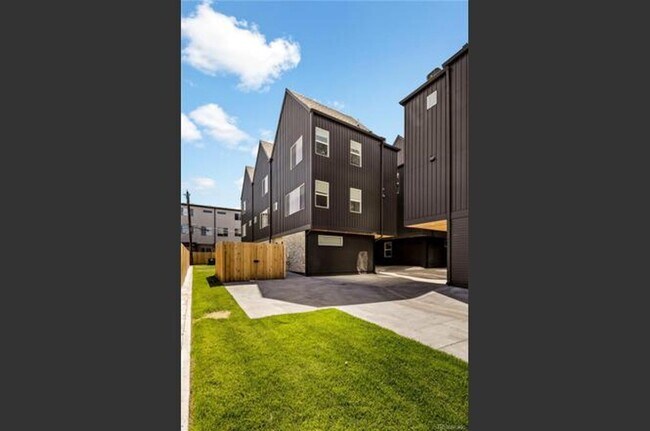 Building Photo - LUX 3BD, 2.5BA University Hills Townhome w...