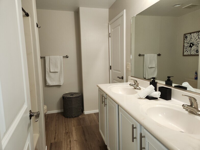 Double sink - 2028 E River Rd