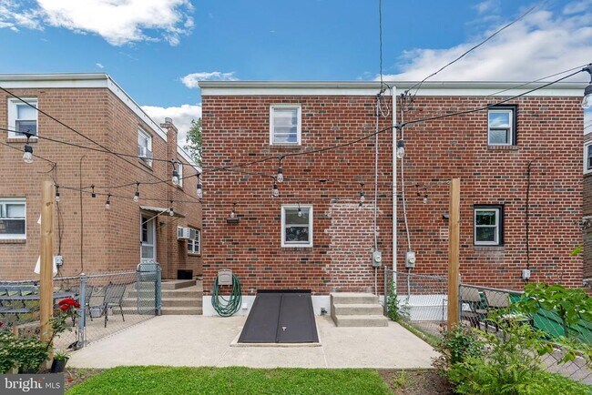 Building Photo - 243 E 12th Ave