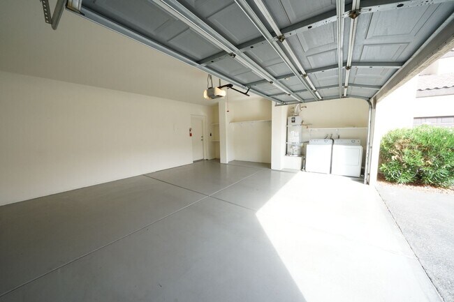 Building Photo - SHOWINGS AVAILABLE NOW