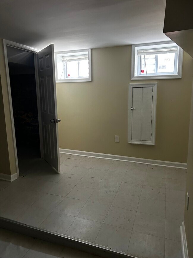 Building Photo - 3 bedrooms 2 bathrooms