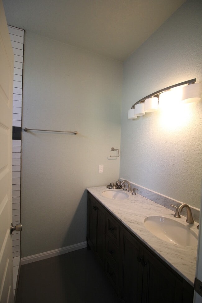 Building Photo - Downtown 3 bedroom 2 bath gorgeous remodel