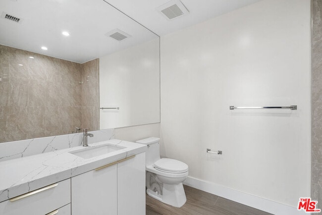 Building Photo - 11042 La Maida St