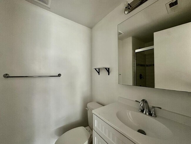 Building Photo - 1645 Arlyn Cir