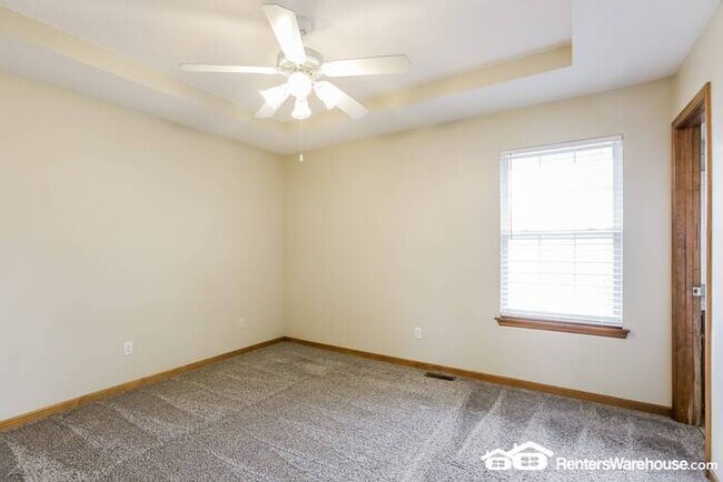 Building Photo - 3 Bed 2.5 Bath In Raymore!  Available 7/1!