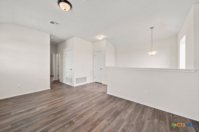 Building Photo - 145 Goldfinch Dr