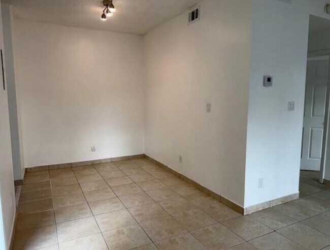 Building Photo - 660 Cypress Club Way