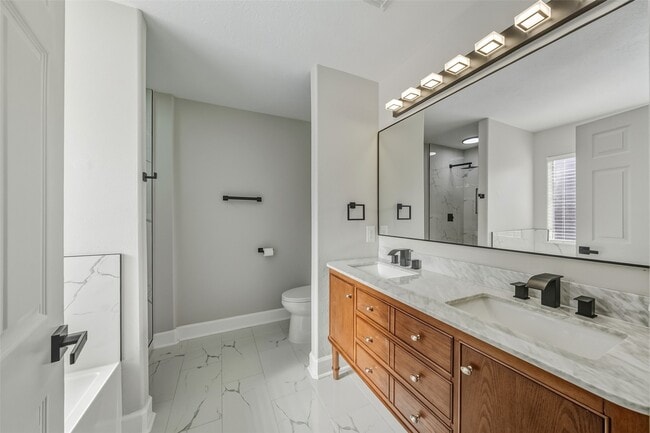 Building Photo - 1111 Kingbriar Cir