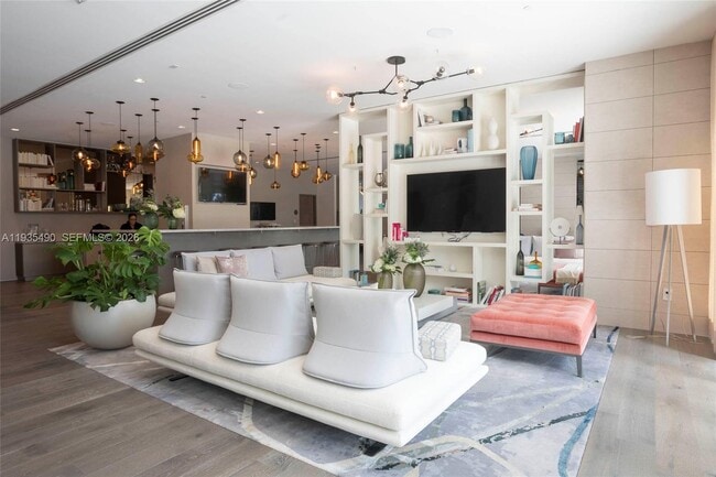 Building Photo - 650 NE 32nd St