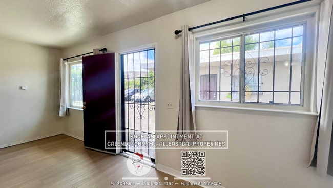 Building Photo - Cozy 1-bdrm, 1-bath in gated complex, includes 1 parking space, Located steps from schools and Hi...