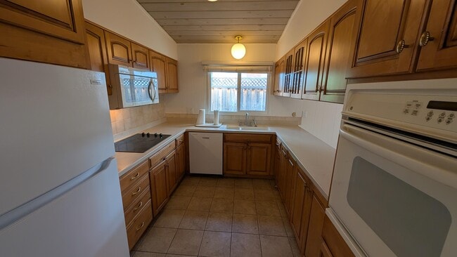Building Photo - 1076 Oaktree Dr
